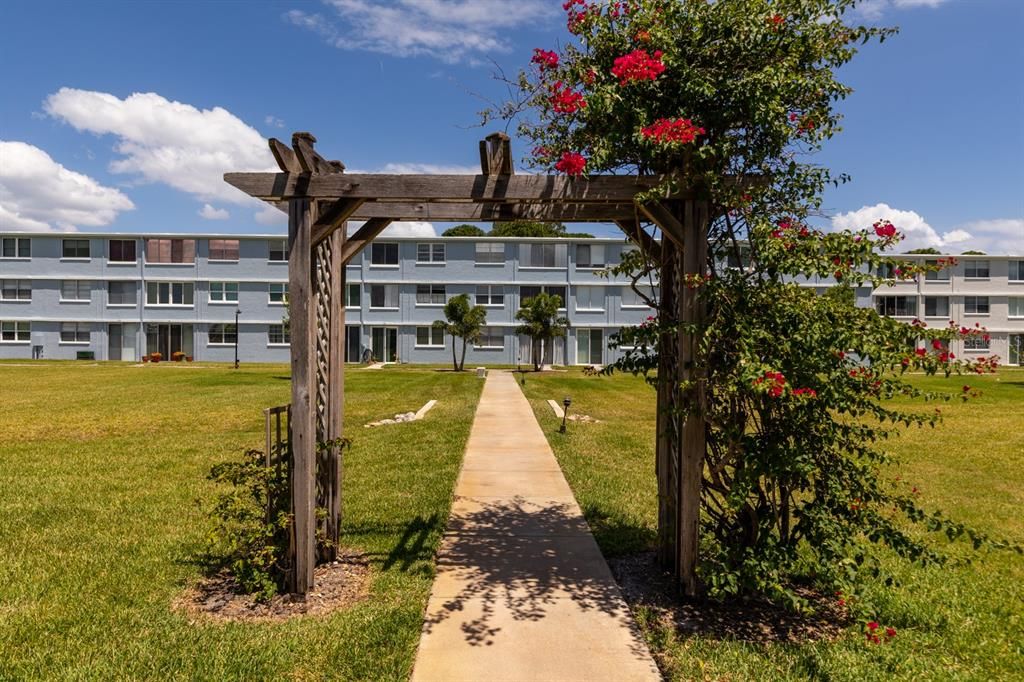 合同活跃: $149,900 (2 贝兹, 2 浴室, 1035 平方英尺)