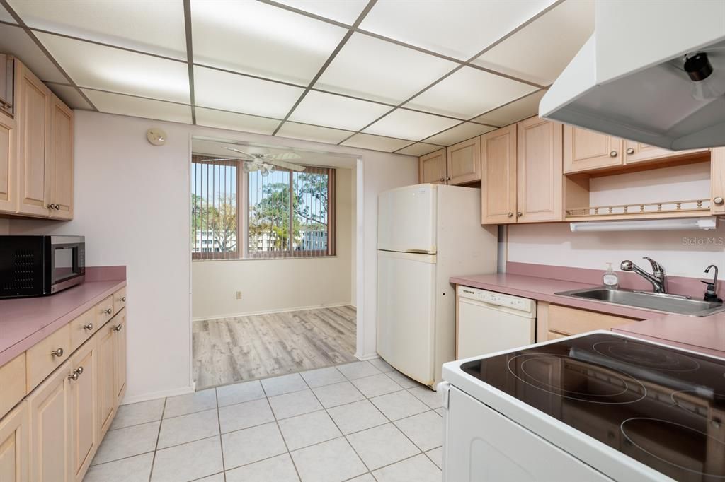 合同活跃: $149,900 (2 贝兹, 2 浴室, 1035 平方英尺)