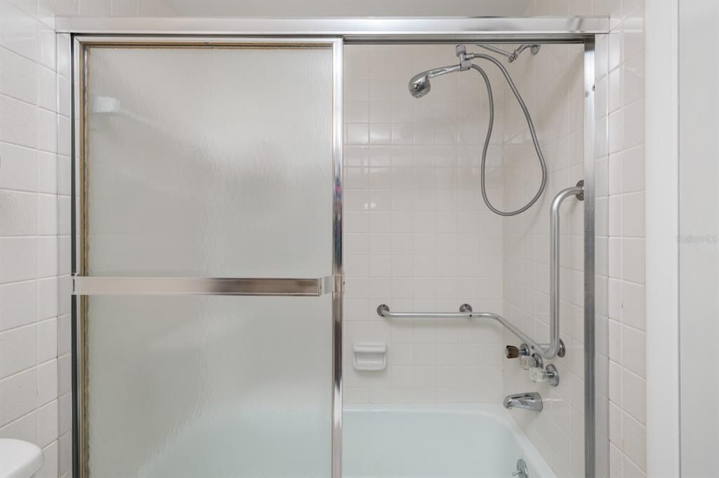 合同活跃: $149,900 (2 贝兹, 2 浴室, 1035 平方英尺)