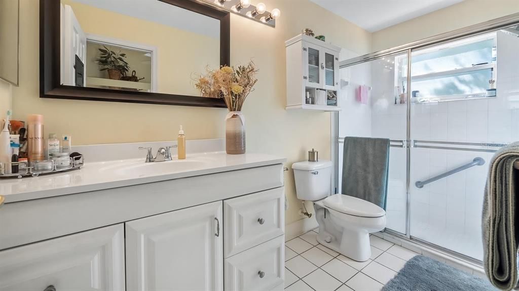 合同活跃: $300,000 (2 贝兹, 2 浴室, 1498 平方英尺)