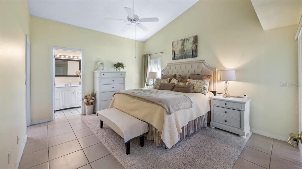 合同活跃: $300,000 (2 贝兹, 2 浴室, 1498 平方英尺)