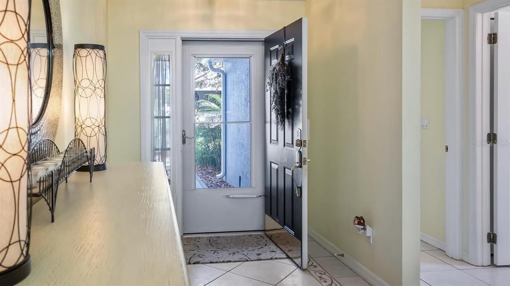 合同活跃: $300,000 (2 贝兹, 2 浴室, 1498 平方英尺)