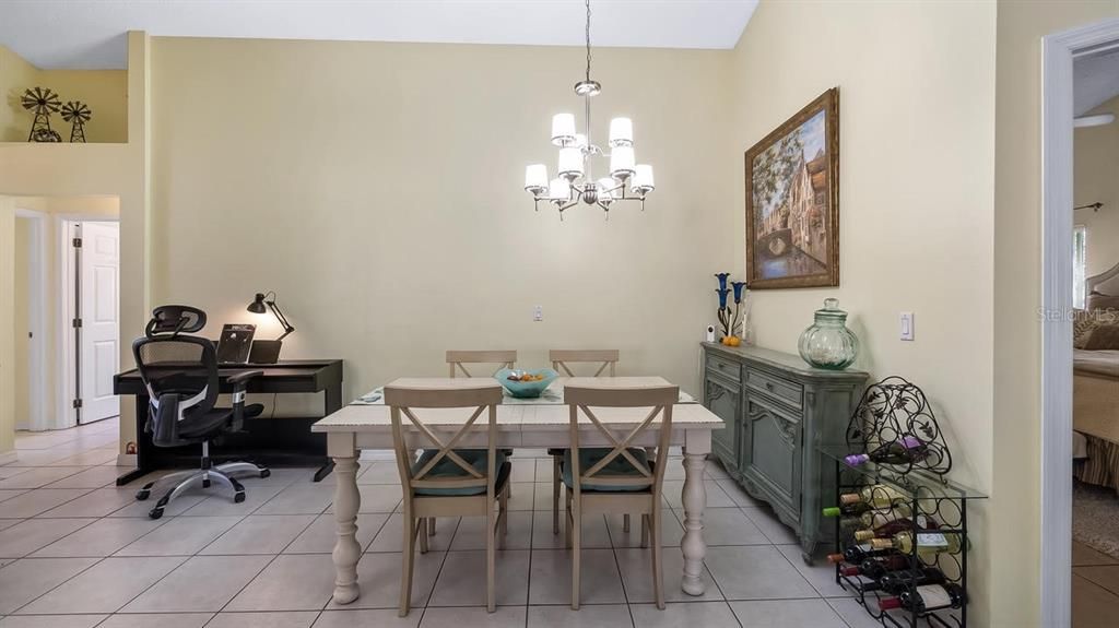 合同活跃: $300,000 (2 贝兹, 2 浴室, 1498 平方英尺)