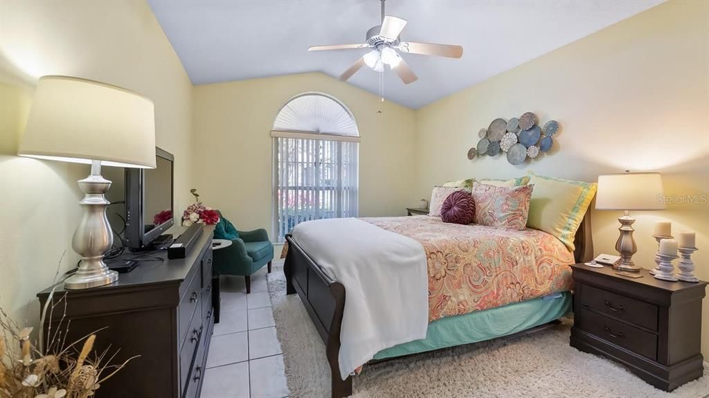 合同活跃: $300,000 (2 贝兹, 2 浴室, 1498 平方英尺)