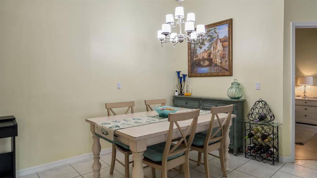 合同活跃: $300,000 (2 贝兹, 2 浴室, 1498 平方英尺)