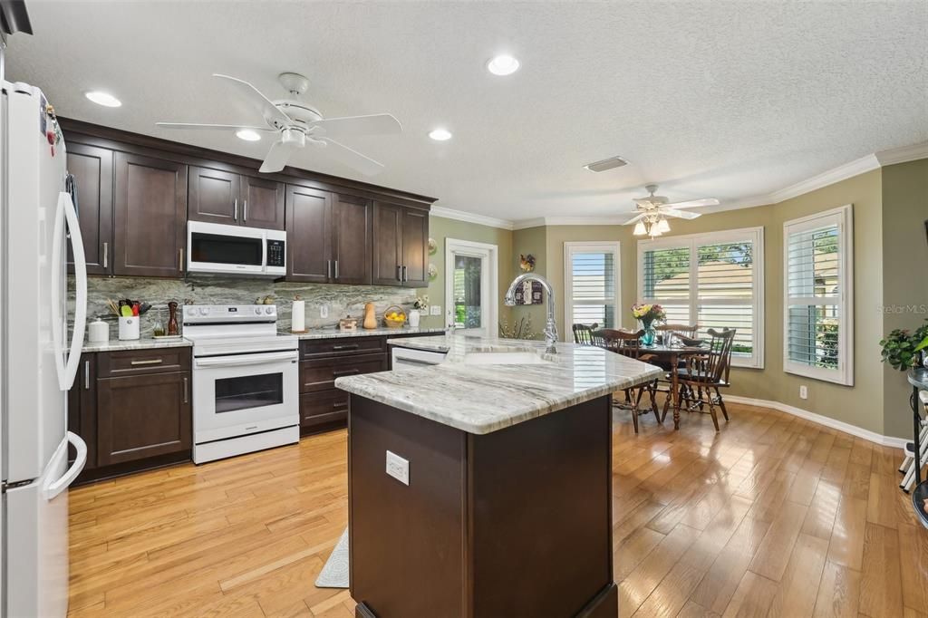 Под контрактом: $655,555 (3 спален, 2 ванн, 2086 Квадратных фут)