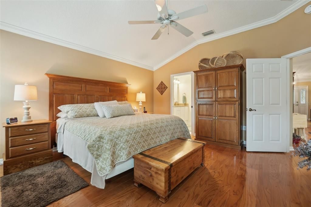 Под контрактом: $655,555 (3 спален, 2 ванн, 2086 Квадратных фут)