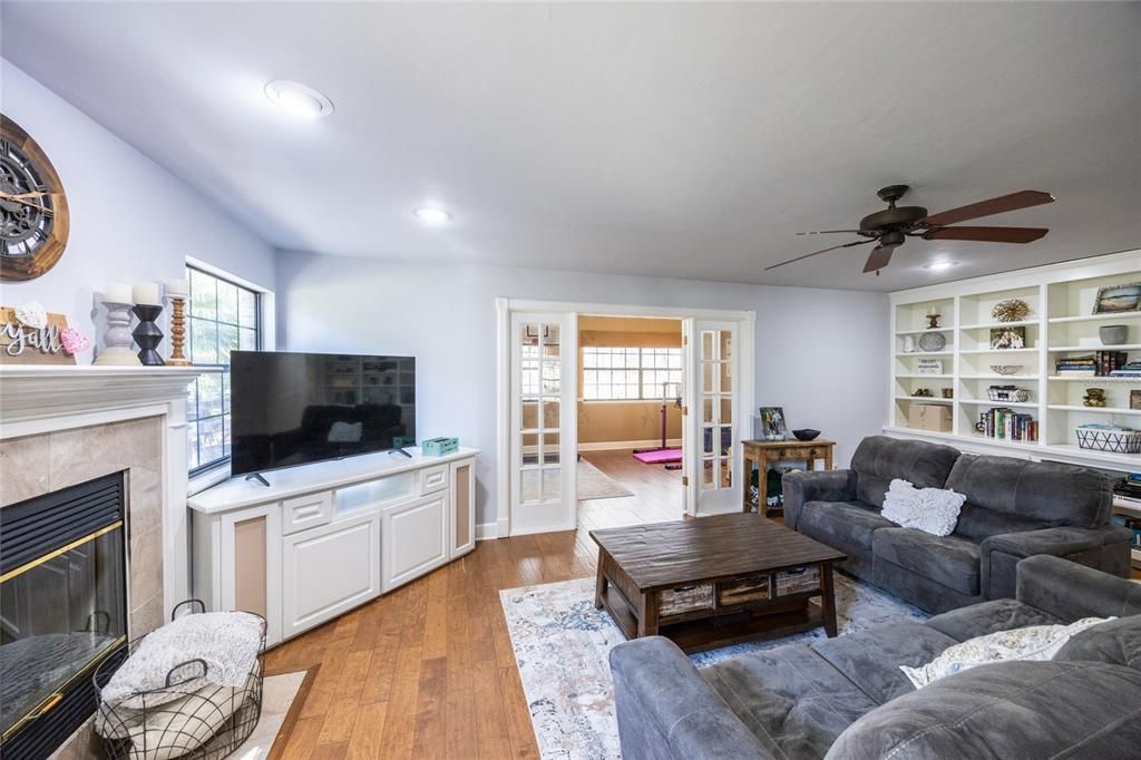 合同活跃: $824,900 (5 贝兹, 4 浴室, 3629 平方英尺)