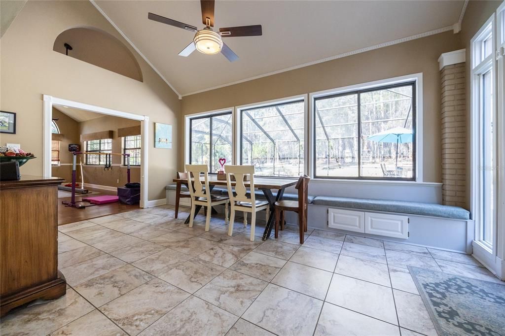 合同活跃: $824,900 (5 贝兹, 4 浴室, 3629 平方英尺)