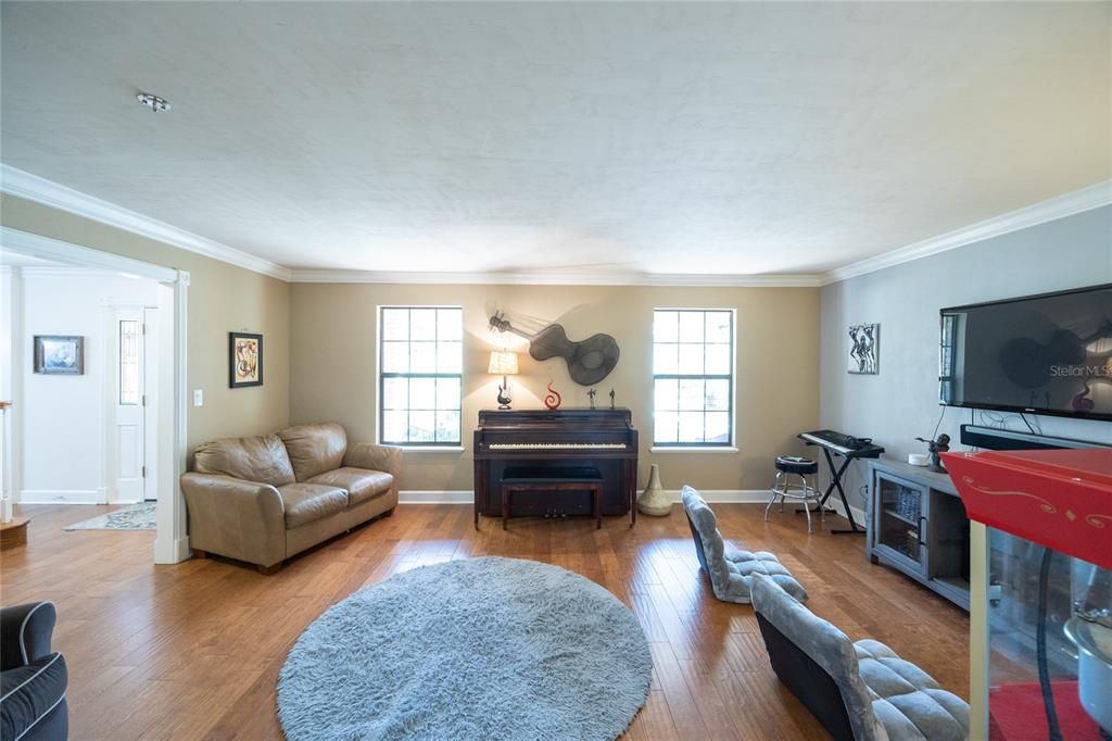 合同活跃: $824,900 (5 贝兹, 4 浴室, 3629 平方英尺)