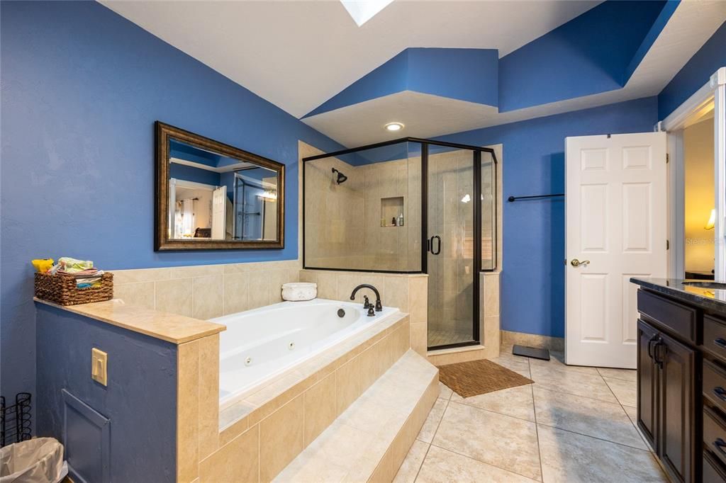 合同活跃: $824,900 (5 贝兹, 4 浴室, 3629 平方英尺)