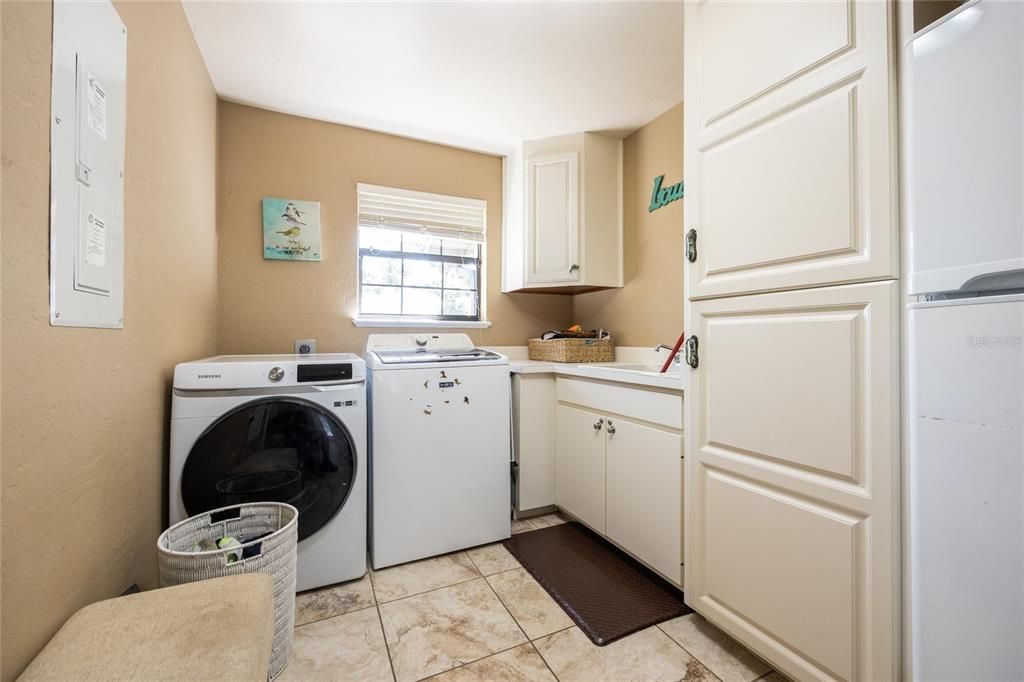 合同活跃: $824,900 (5 贝兹, 4 浴室, 3629 平方英尺)