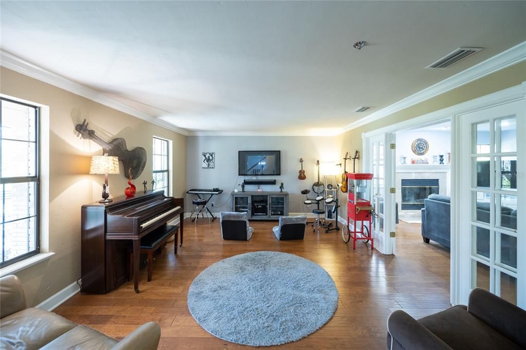 合同活跃: $824,900 (5 贝兹, 4 浴室, 3629 平方英尺)