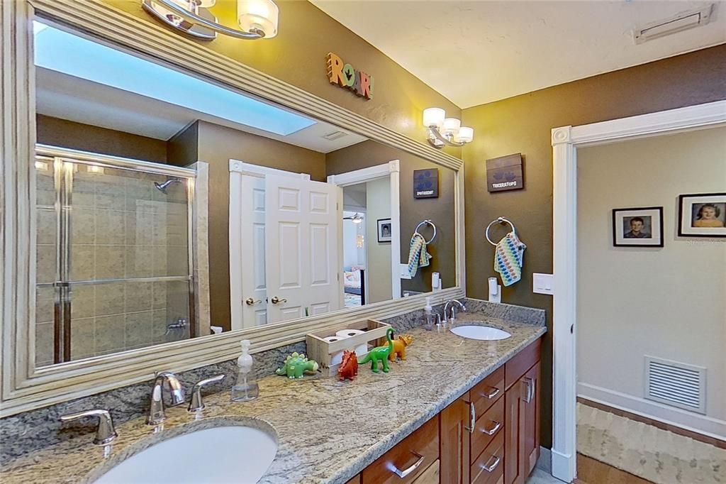 合同活跃: $824,900 (5 贝兹, 4 浴室, 3629 平方英尺)