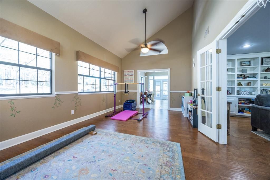 合同活跃: $824,900 (5 贝兹, 4 浴室, 3629 平方英尺)