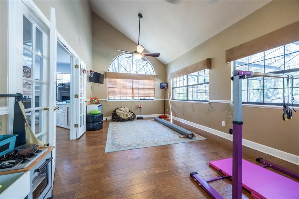 合同活跃: $824,900 (5 贝兹, 4 浴室, 3629 平方英尺)