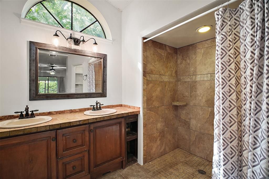 Под контрактом: $349,900 (3 спален, 2 ванн, 2004 Квадратных фут)