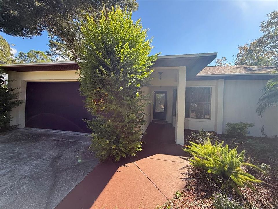 Под контрактом: $349,900 (3 спален, 2 ванн, 2004 Квадратных фут)