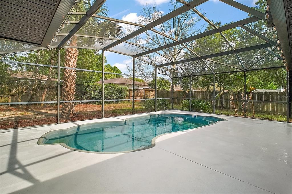 Под контрактом: $349,900 (3 спален, 2 ванн, 2004 Квадратных фут)