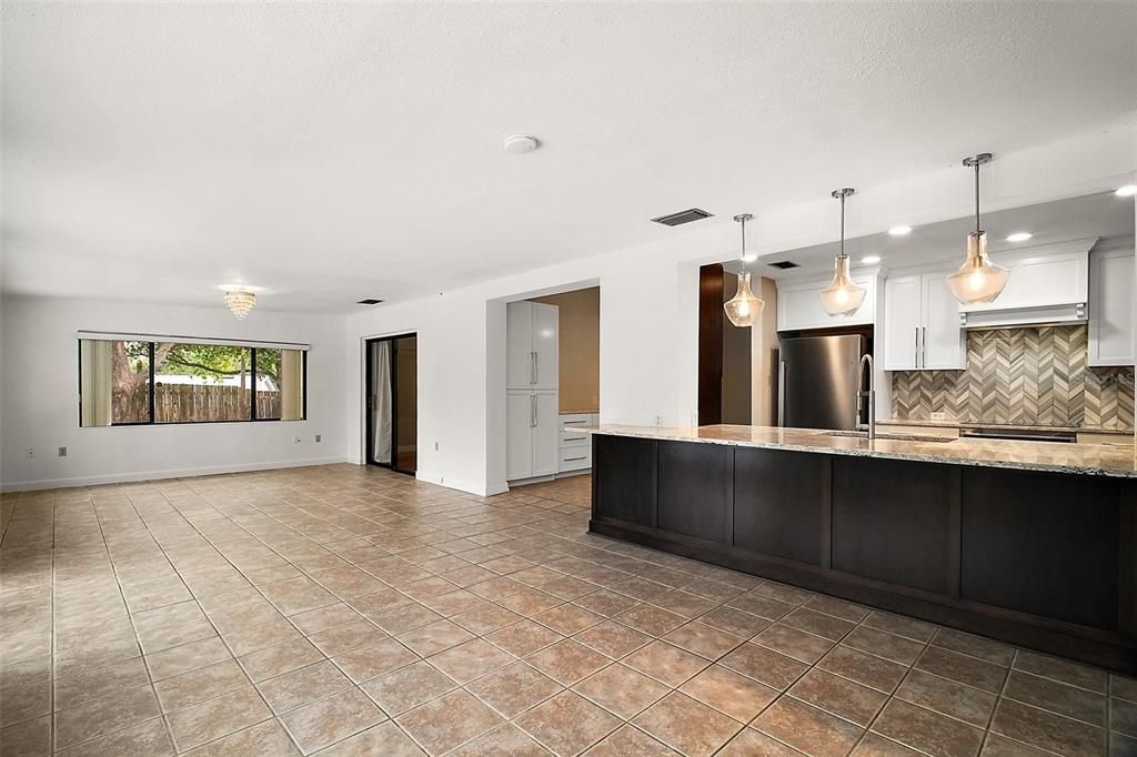 Под контрактом: $349,900 (3 спален, 2 ванн, 2004 Квадратных фут)