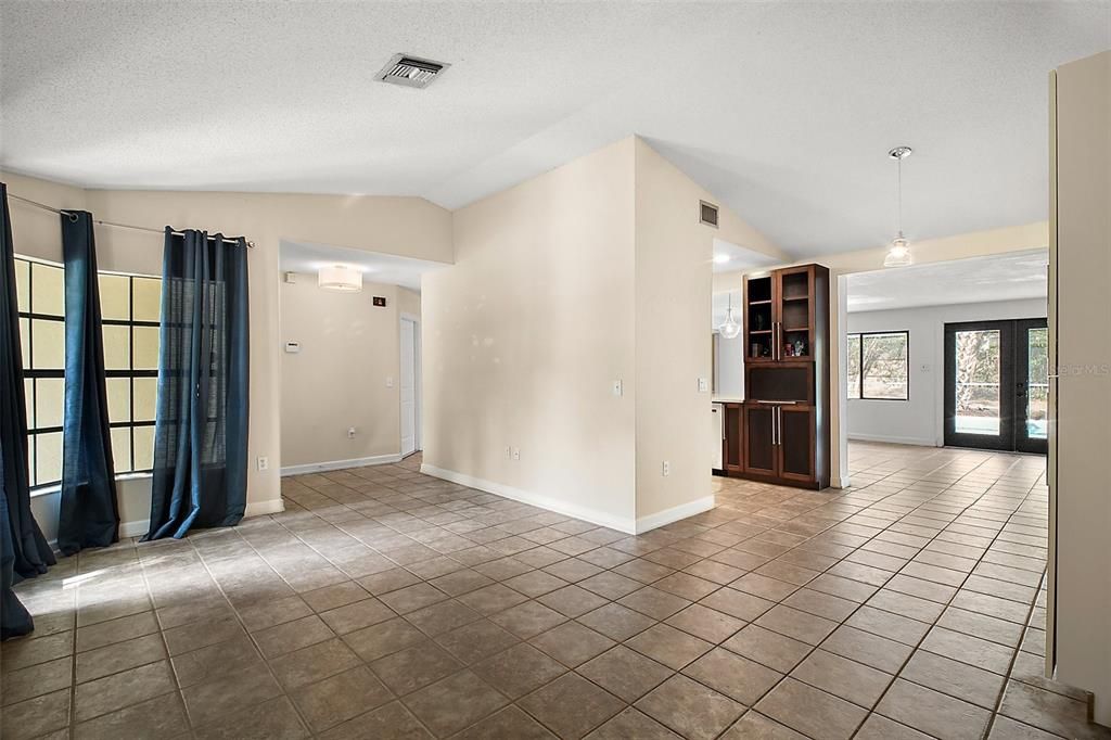 Под контрактом: $349,900 (3 спален, 2 ванн, 2004 Квадратных фут)