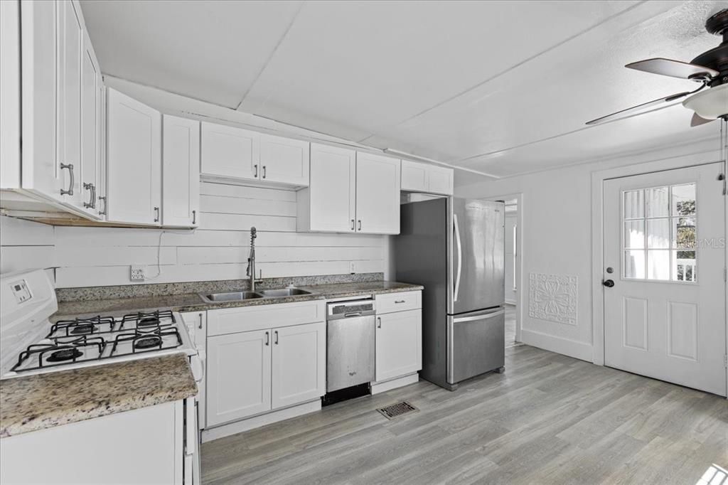 На продажу: $235,000 (2 спален, 2 ванн, 1104 Квадратных фут)