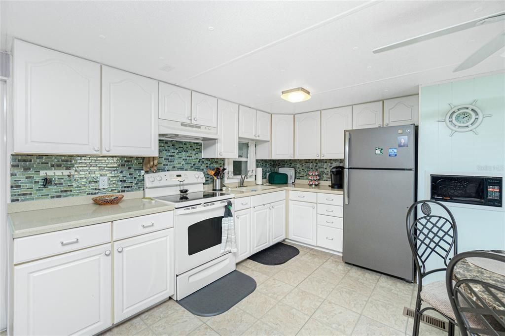 Active With Contract: $138,000 (2 beds, 2 baths, 784 Square Feet)