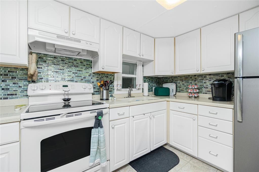 Active With Contract: $138,000 (2 beds, 2 baths, 784 Square Feet)