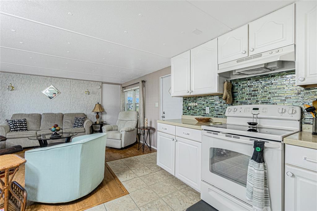 Active With Contract: $138,000 (2 beds, 2 baths, 784 Square Feet)