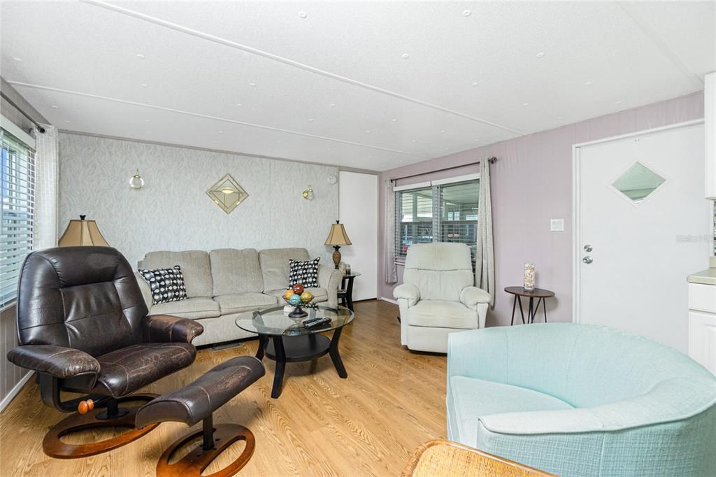 Active With Contract: $138,000 (2 beds, 2 baths, 784 Square Feet)