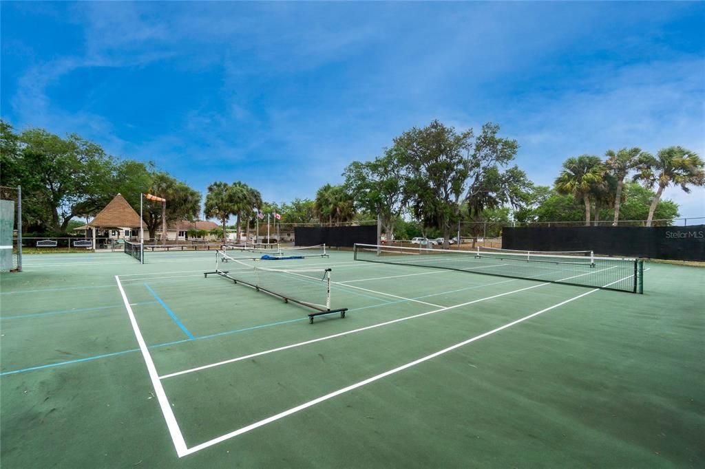 Active With Contract: $138,000 (2 beds, 2 baths, 784 Square Feet)