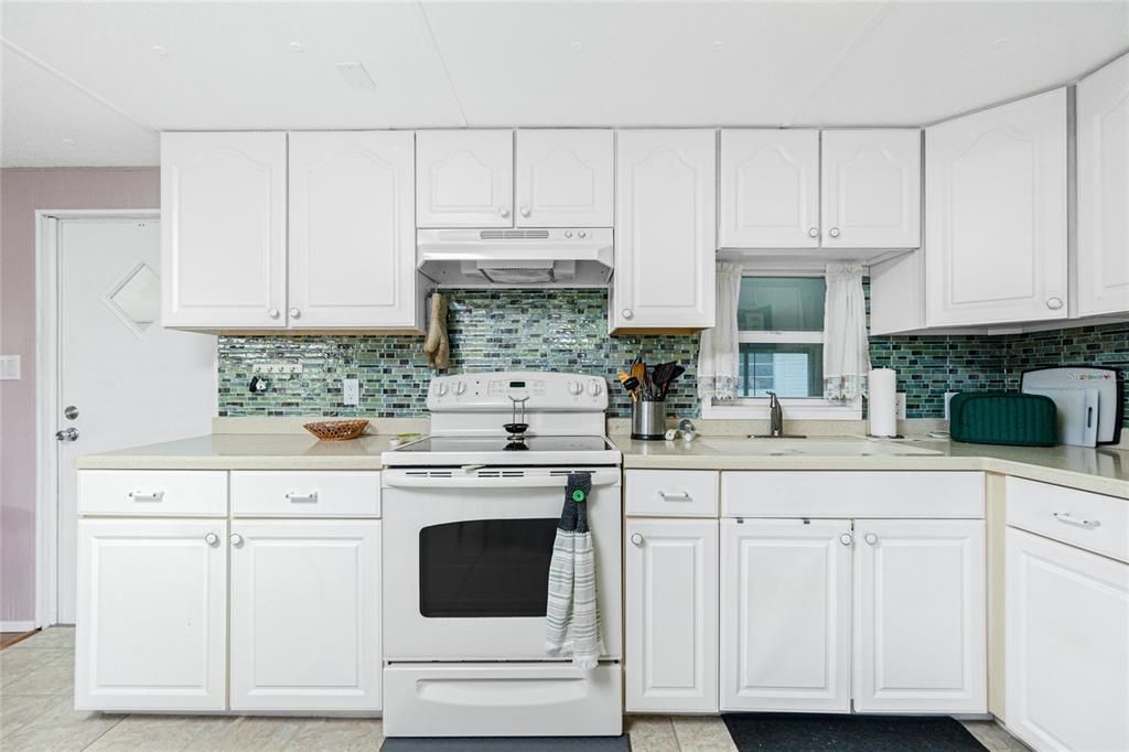 Active With Contract: $138,000 (2 beds, 2 baths, 784 Square Feet)