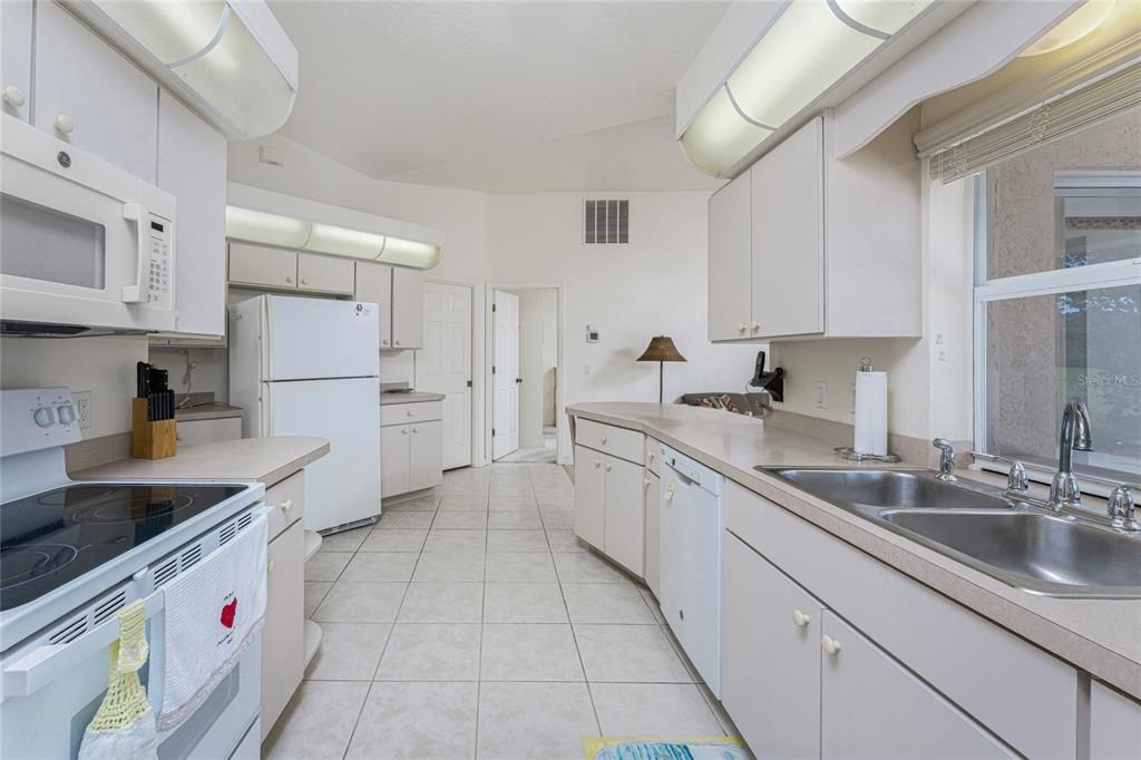 Active With Contract: $249,900 (3 beds, 2 baths, 1610 Square Feet)