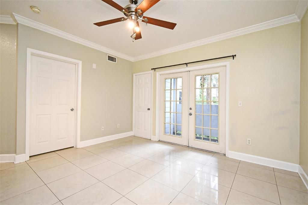 For Sale: $214,900 (1 beds, 1 baths, 685 Square Feet)