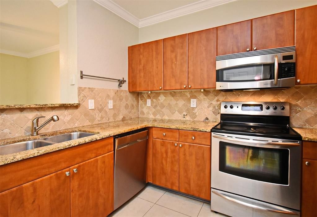 For Sale: $214,900 (1 beds, 1 baths, 685 Square Feet)