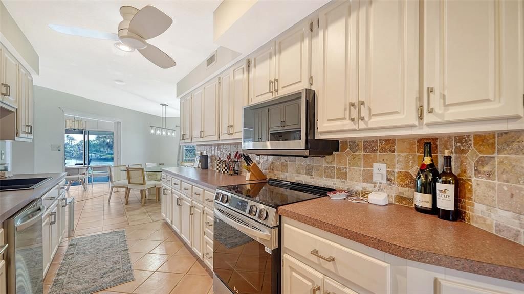 Active With Contract: $3,500 (3 beds, 3 baths, 2001 Square Feet)