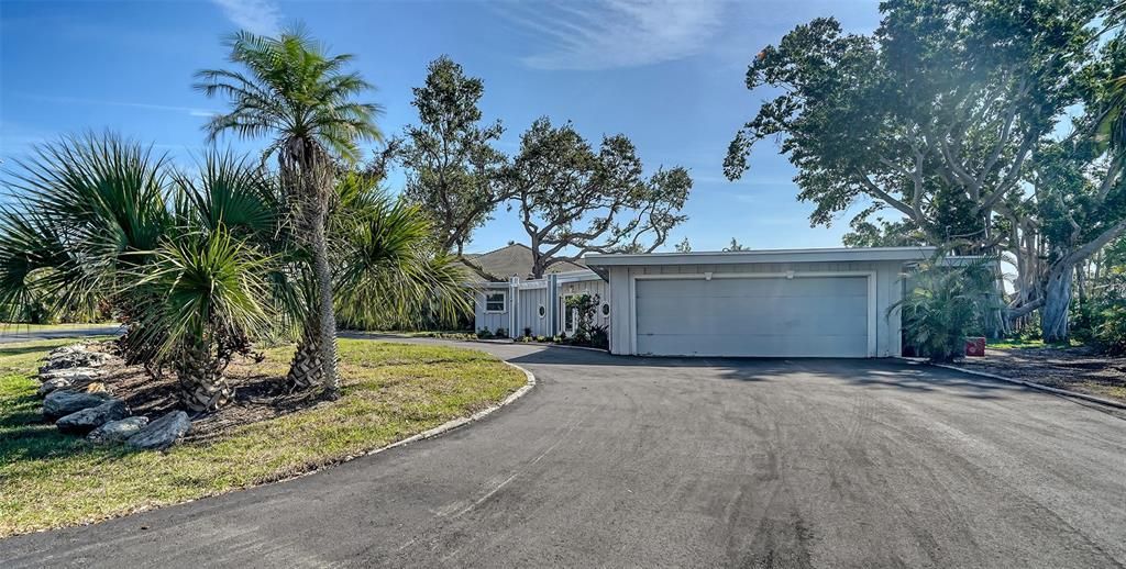 Active With Contract: $3,500 (3 beds, 3 baths, 2001 Square Feet)