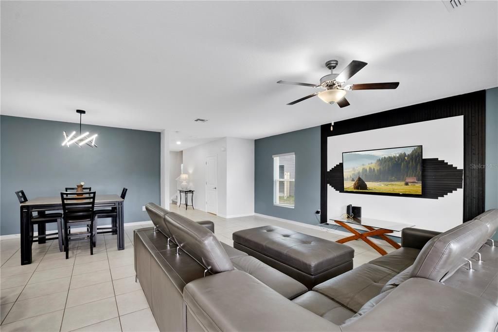 Под контрактом: $334,000 (5 спален, 2 ванн, 2215 Квадратных фут)