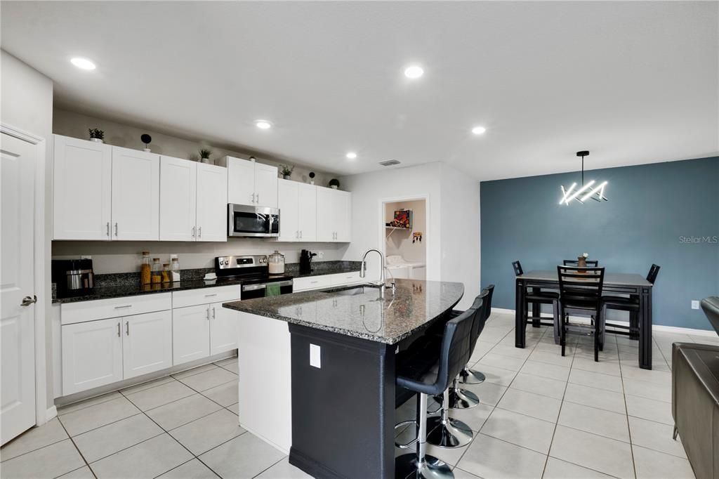 Под контрактом: $334,000 (5 спален, 2 ванн, 2215 Квадратных фут)