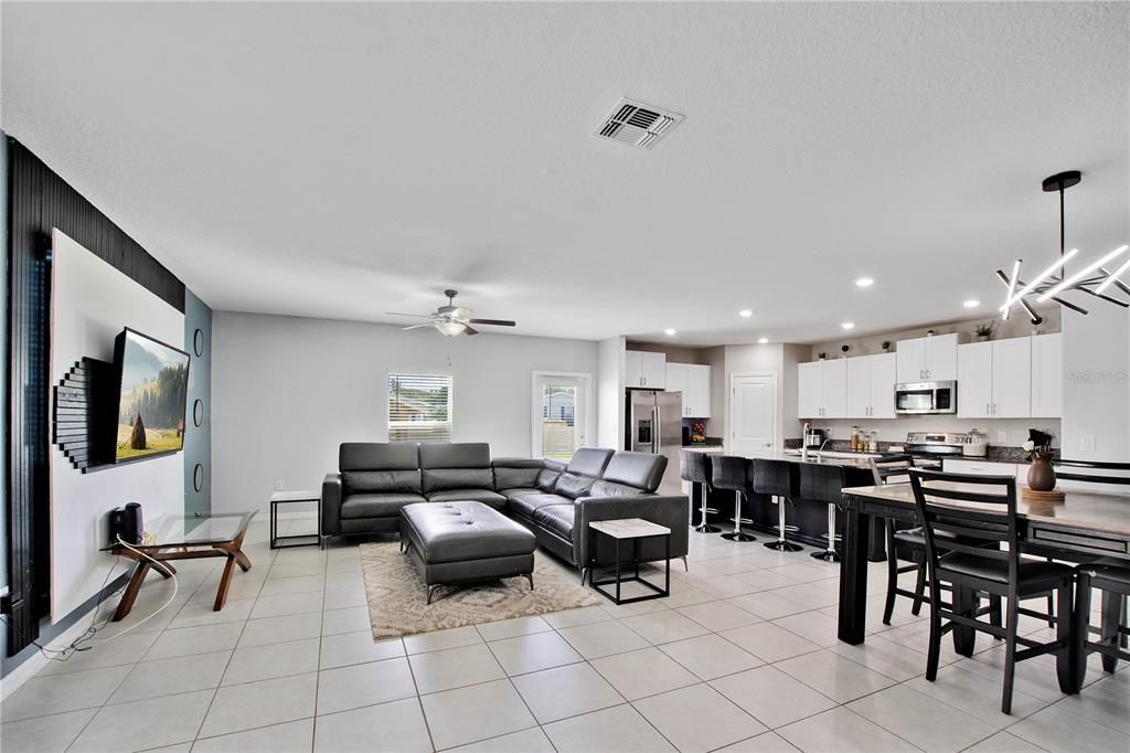 Под контрактом: $334,000 (5 спален, 2 ванн, 2215 Квадратных фут)