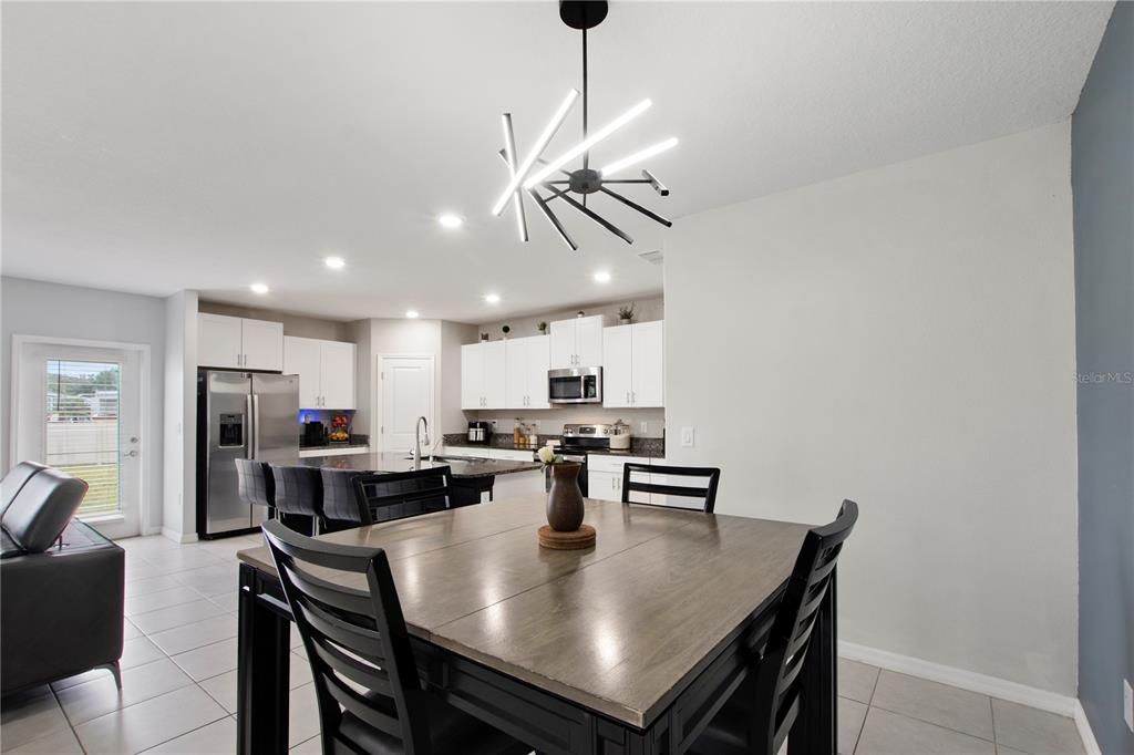 Под контрактом: $334,000 (5 спален, 2 ванн, 2215 Квадратных фут)