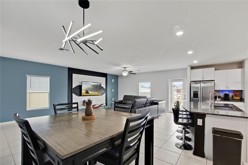 Под контрактом: $334,000 (5 спален, 2 ванн, 2215 Квадратных фут)