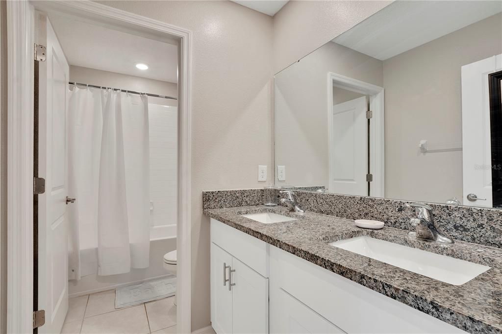 Под контрактом: $334,000 (5 спален, 2 ванн, 2215 Квадратных фут)