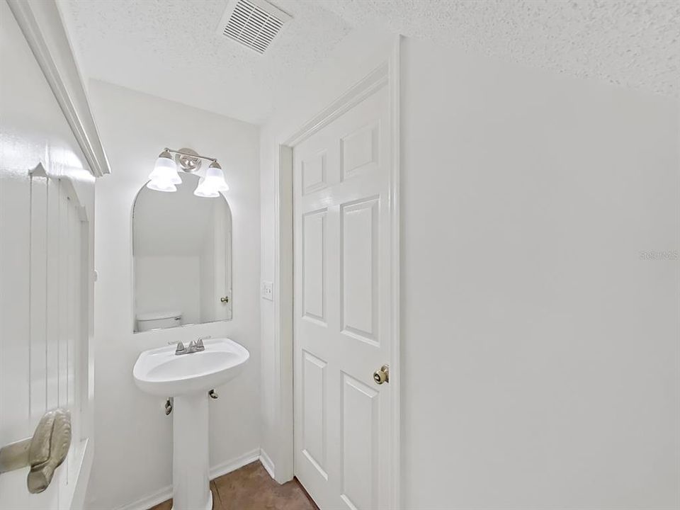 Active With Contract: $199,000 (2 beds, 2 baths, 1184 Square Feet)