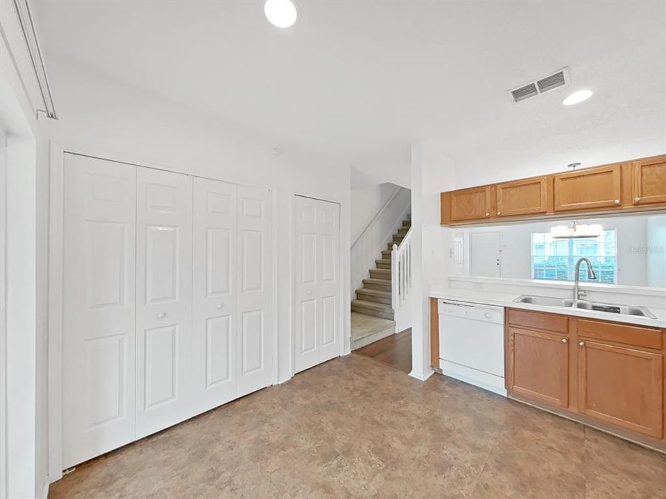 Active With Contract: $199,000 (2 beds, 2 baths, 1184 Square Feet)