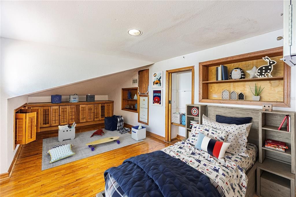 For Rent: $5,495 (5 beds, 3 baths, 4142 Square Feet)