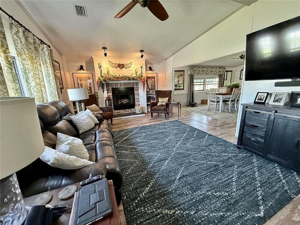 Active With Contract: $208,550 (2 beds, 2 baths, 1586 Square Feet)