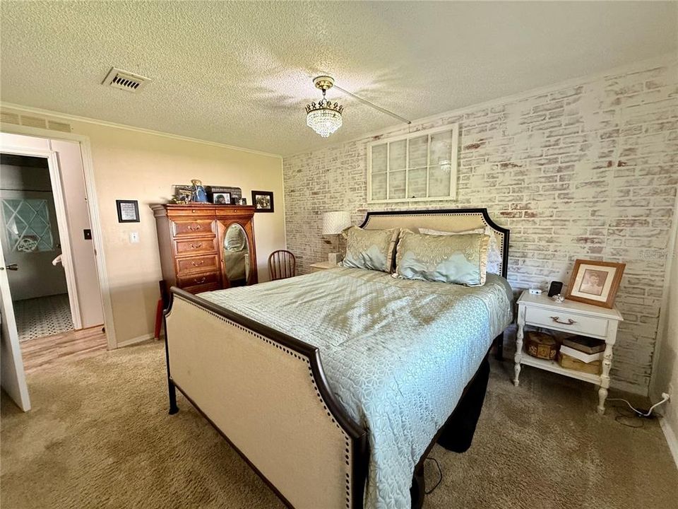 Active With Contract: $208,550 (2 beds, 2 baths, 1586 Square Feet)