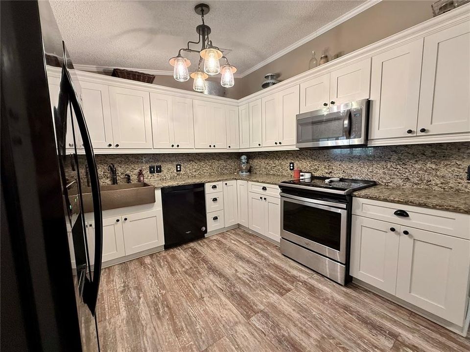 Active With Contract: $208,550 (2 beds, 2 baths, 1586 Square Feet)