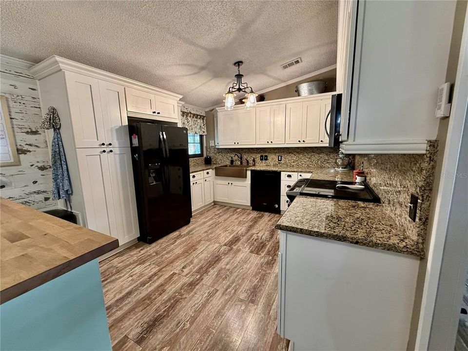 Active With Contract: $208,550 (2 beds, 2 baths, 1586 Square Feet)